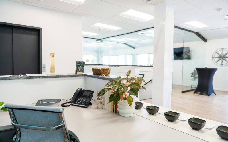 Agent immobilier dans son bureau avec des clients