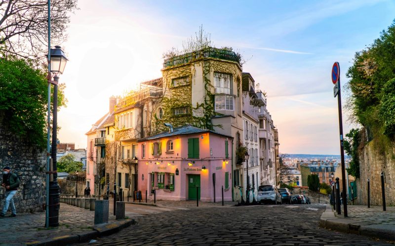 Rue du Mans avec son architecture typique