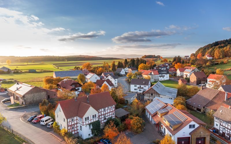 Vue aérienne d'un village français avec maisons