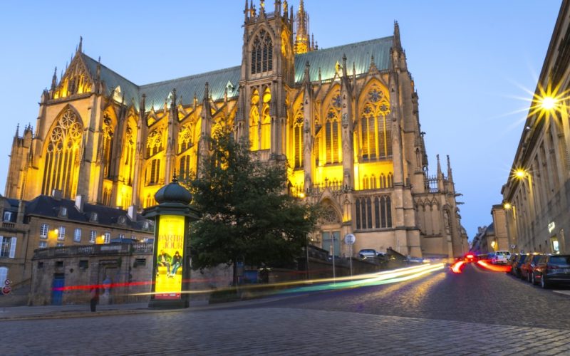 Cathédrale Saint-Étienne de Metz illuminée au crépuscule — prix immobilier Metz 2026